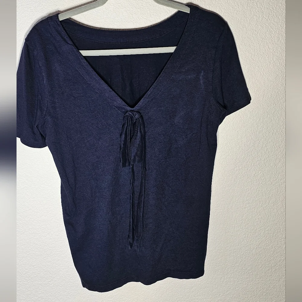 Chic Navy Blue Banana Republic Women's Medium Top with Back Bow – Short Sleeve - Picture 4 of 6